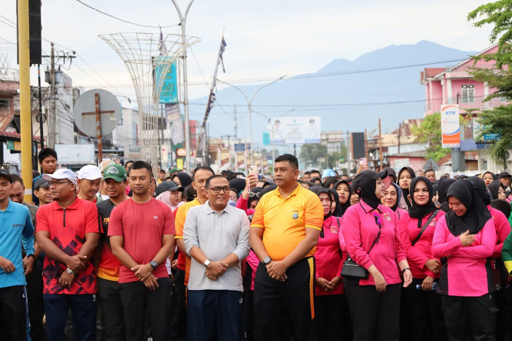Sekdakab Ikut Jalan Santai dan Senam Sehat Bersama Polres Madina
