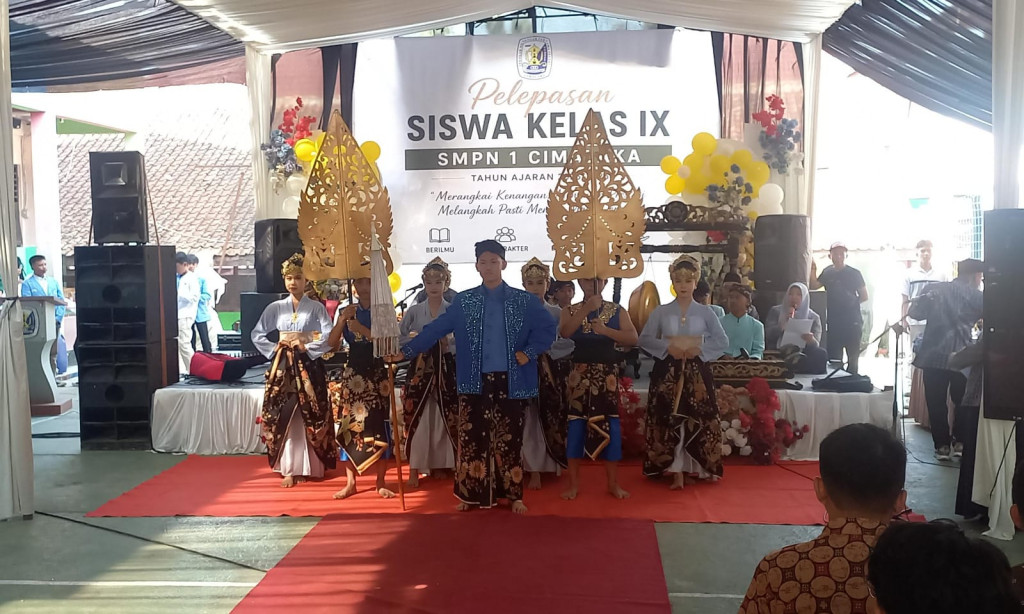 359 Siswa SMPN 1 Cimalaka Resmi Dilepas, Usung Tema "Merangkai Kenangan, Mengukir Prestasi Melangkah Pasti Menuju Masa Depan"