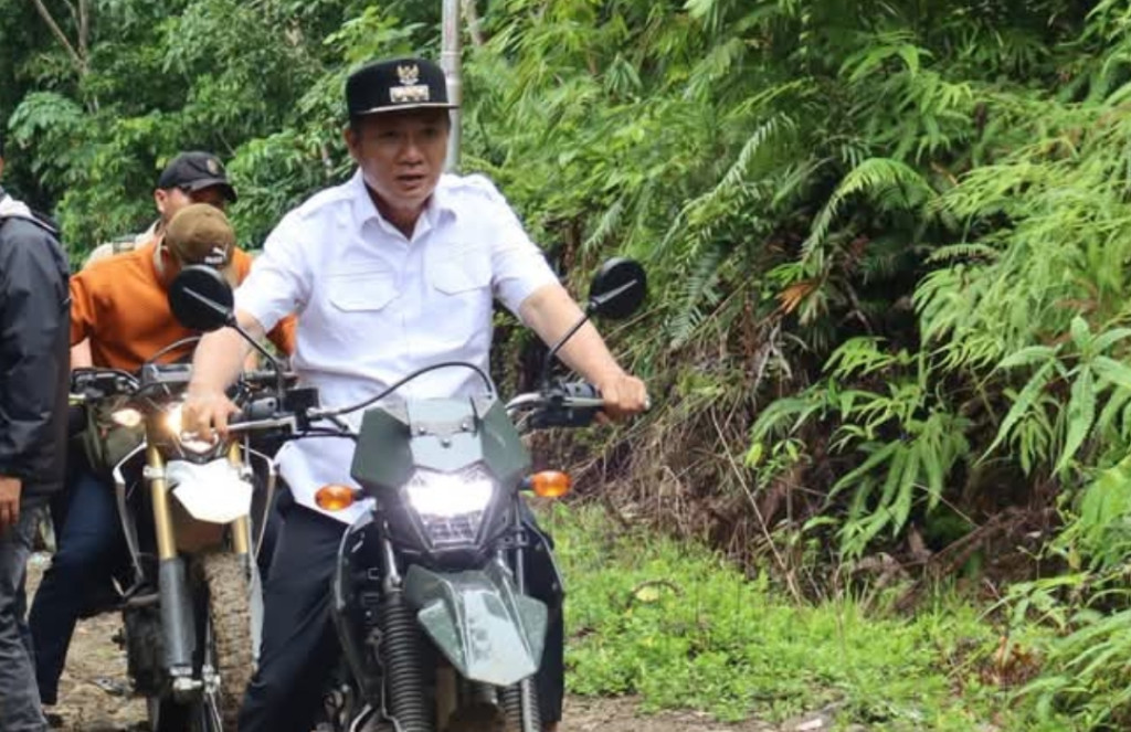 Aksi Bupati Nias Barat Terabas Jalan Rusak Naik Motor Trail saat Tinjau Infrastruktur