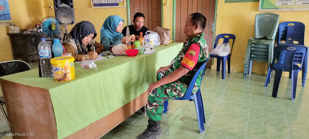 Babinsa Koramil 13/Pangkalan Brandan Perkuat Sinergi dengan Perangkat Desa melalui Komsos
