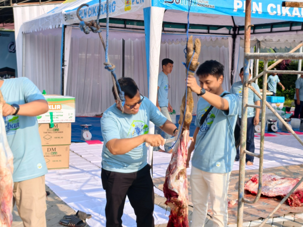 Berbagi Kebahagiaan Idul Adha, PLN Cikarang Salurkan 1.855 Paket Daging Qurban