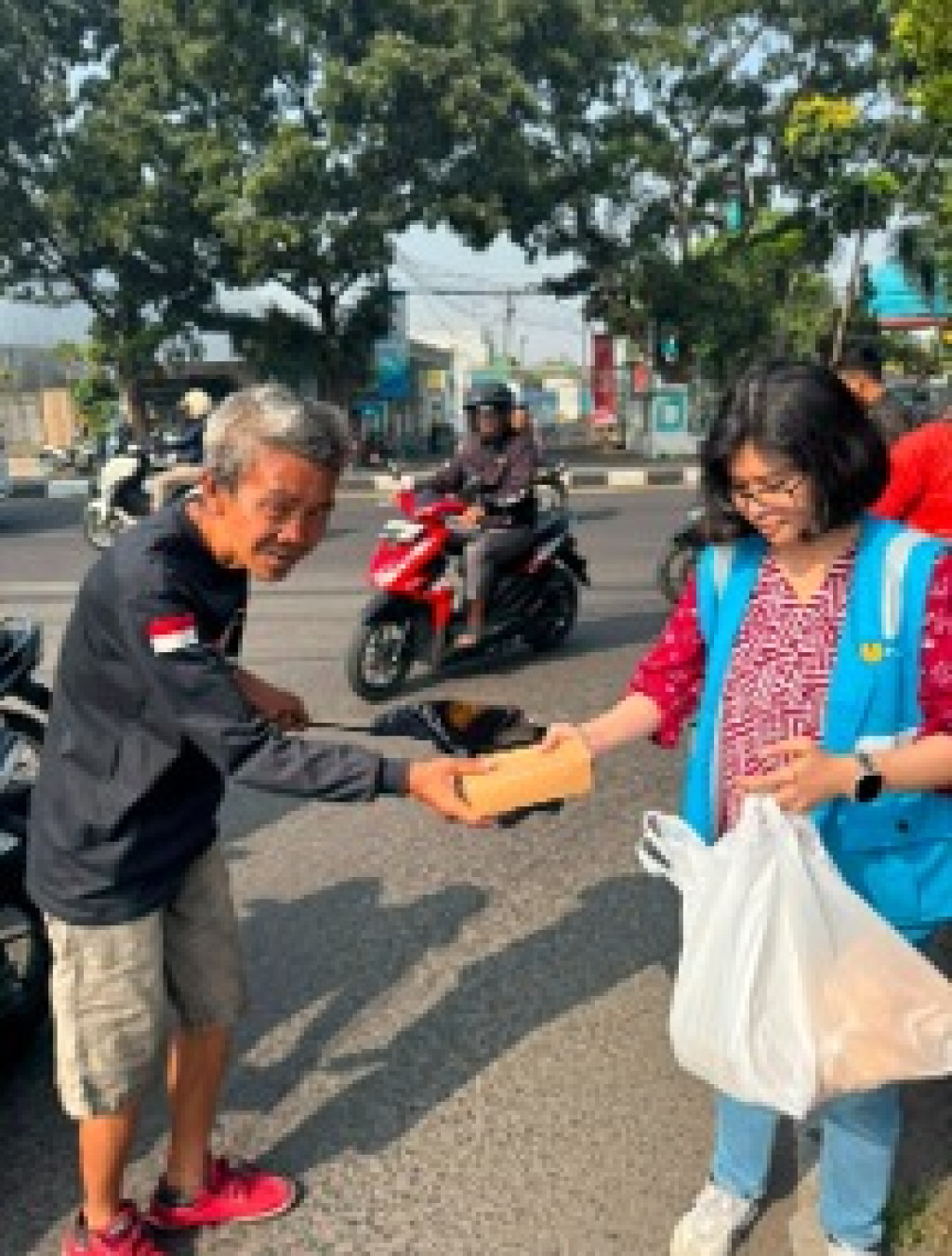 Berbagi Manfaat Sekaligus Menumbuhkan Kesadaran Lingkungan, PLN Hadir di Tengah Masyarakat