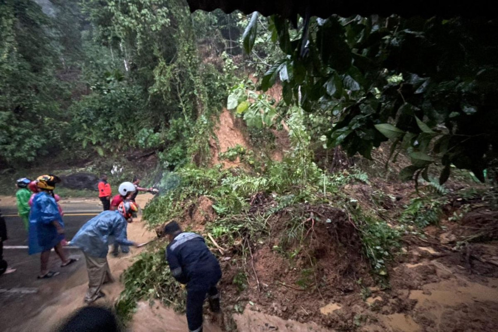 BPBD Tangani Tanah Longsor di Bungus Teluk Kabung Padang Sumbar