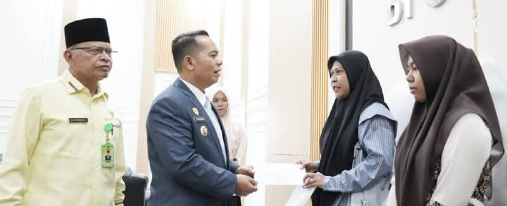 Bupati Berikan Bantuan Kepada Mahasiswa Kabupaten Palas.