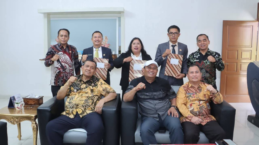 Bupati Dairi Serahkan Surat Tugas Plt Tiga Kepala Sekolah
