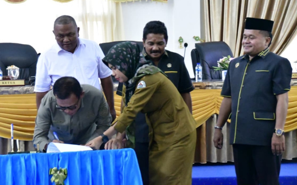 Bupati Masinton Hadiri Rapat Paripurna DPRD Tapteng Terkait Rekomendasi LKPJ TA 2025