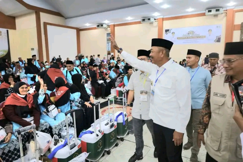 Bupati Saipullah Sambut Kepulangan 342 Jemaah Haji Madina Kloter 6 di Asrama Haji Medan