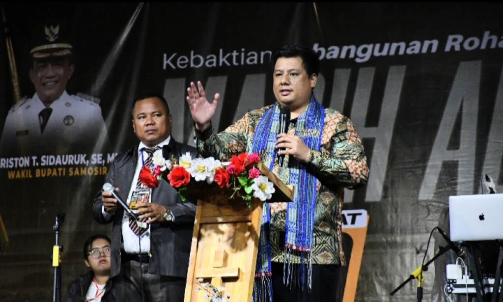 Bupati Samosir di KKR Sampaikan Bahwa Kemajuan di Nilai Bukan Hanya Dari Kemajuan Infrastruktur, Tetapi Juga Dari Kualitas Iman dan Kehidupan Spiritual Masyarakatnya.