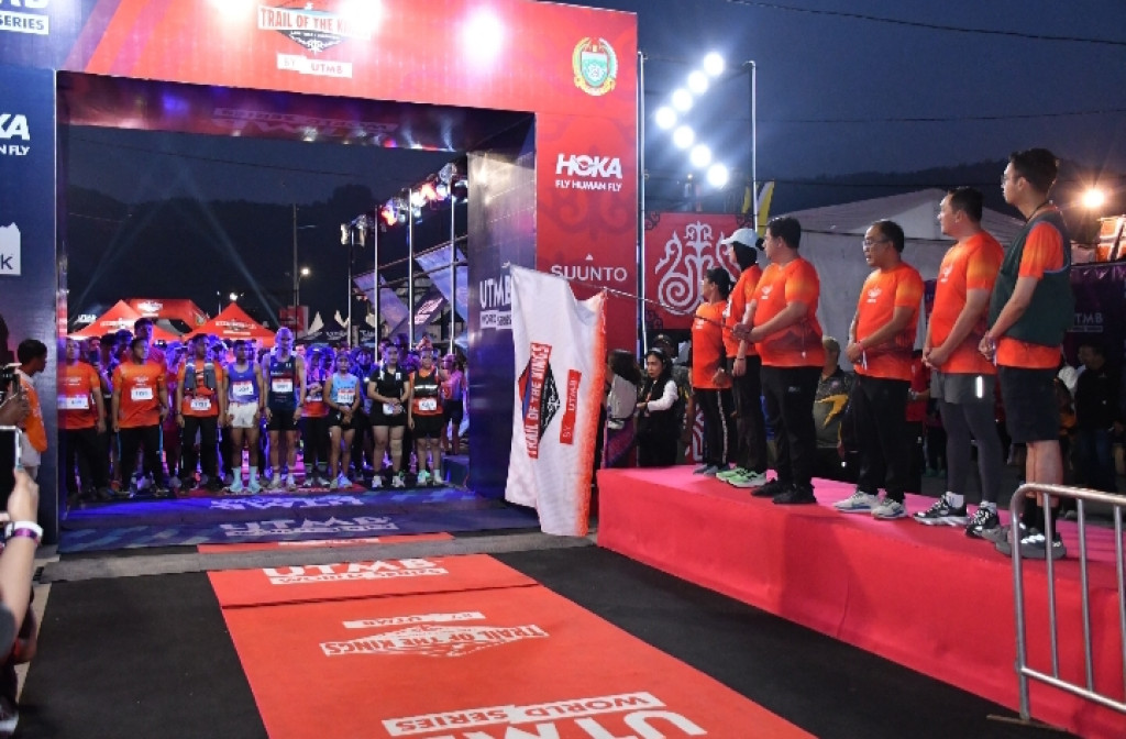 Bupati Samosir Lepas Peserta Lari Kategori 10K, 5K, dan Kids, di Event ToTK By UTMB 2026