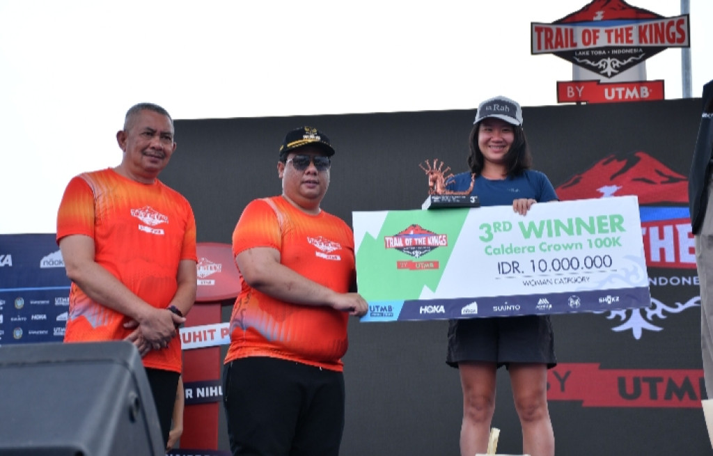 Bupati Samosir Serahkan Hadiah Pada Juara 100 KM di event ToTK By UTMB 2026