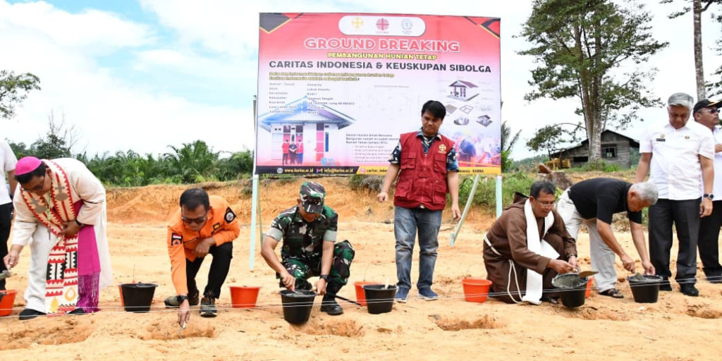 Bupati Tapteng Letakkan Batu Pertama Pembangunan Huntap Bantuan Caritas Indonesia
