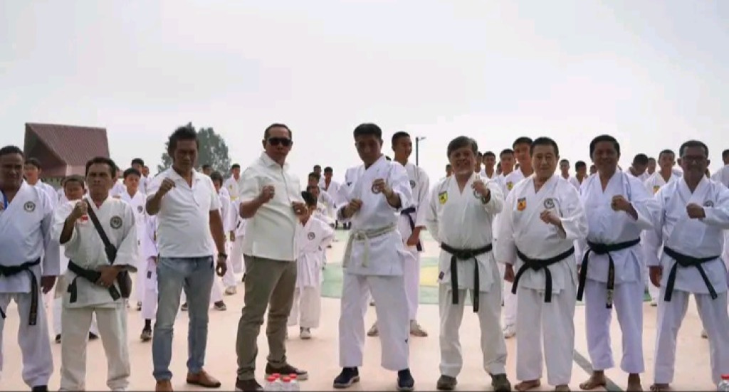 Bupati Taput Buka Acara Kenaikan Sabuk Kyu Wadokai di Kawasan Menara Pandang