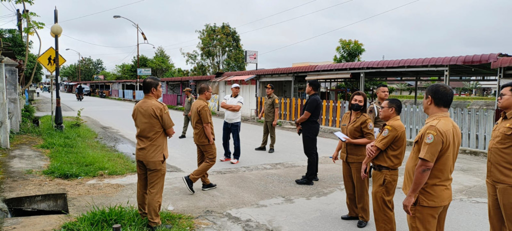 Bupati Taput Tinjau Kondisi Taman Kota dan Tanggul Aek Sigeaon