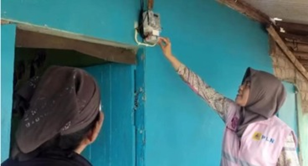 Dari Menumpang Listrik Tetangga, Kini Aminah Nikmati Listrik Mandiri Berkat PLN