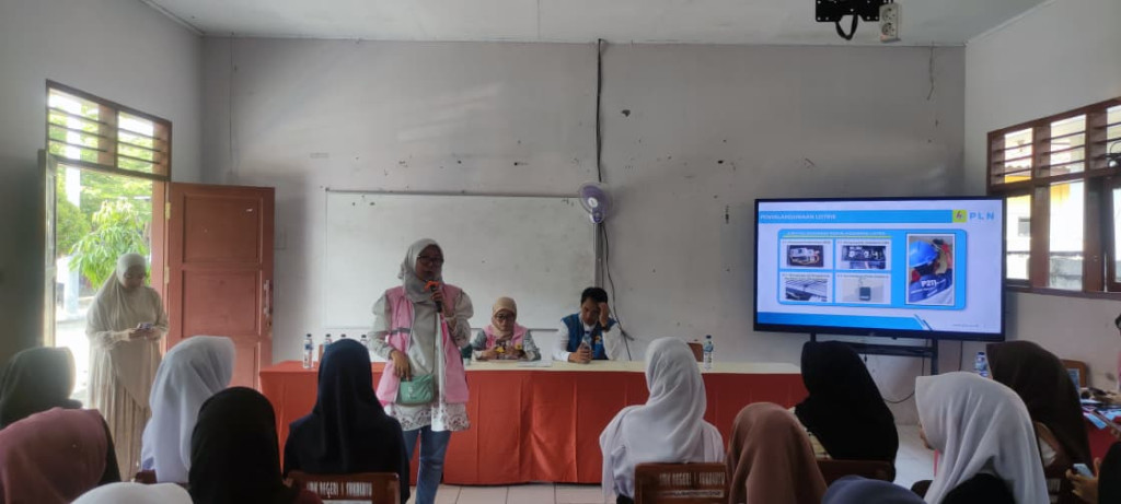 Dekatkan Edukasi Energi ke Generasi Muda, Srikandi PLN Hadir di SMKN 1 Sukaluyu