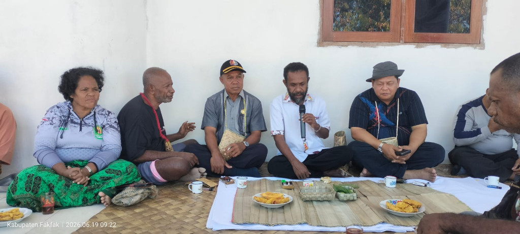 Dewan Adat Mbaham Matta dan Dinas Perkebunan Gelar Meri Totora, Tanam Pala Tomandin Grafting