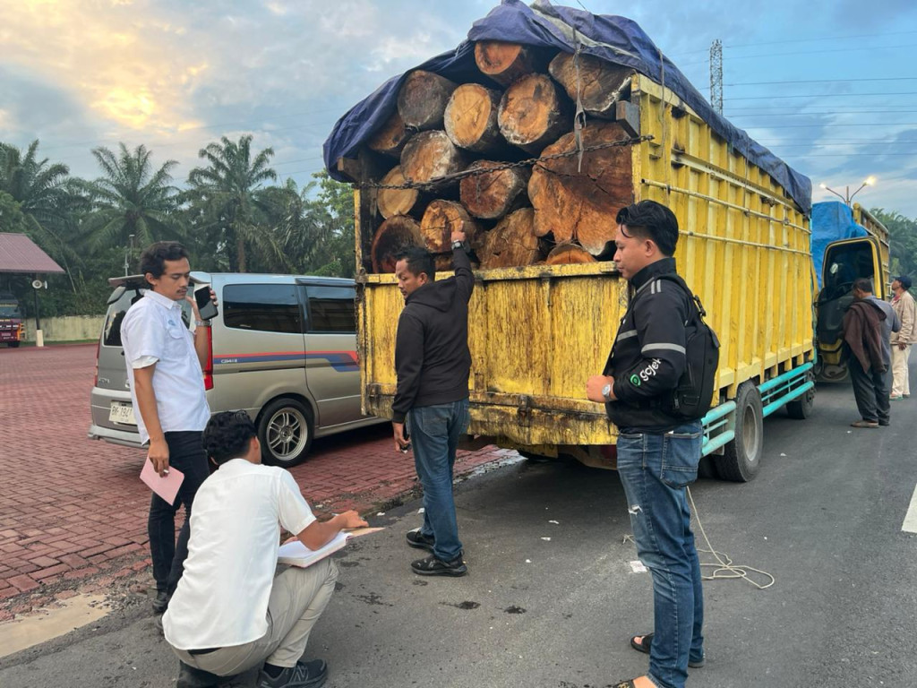 Diduga Angkut Kayu Hasil Illegal Logging, Dua Truk Colt Diesel Diamankan Tim Gabungan TNI