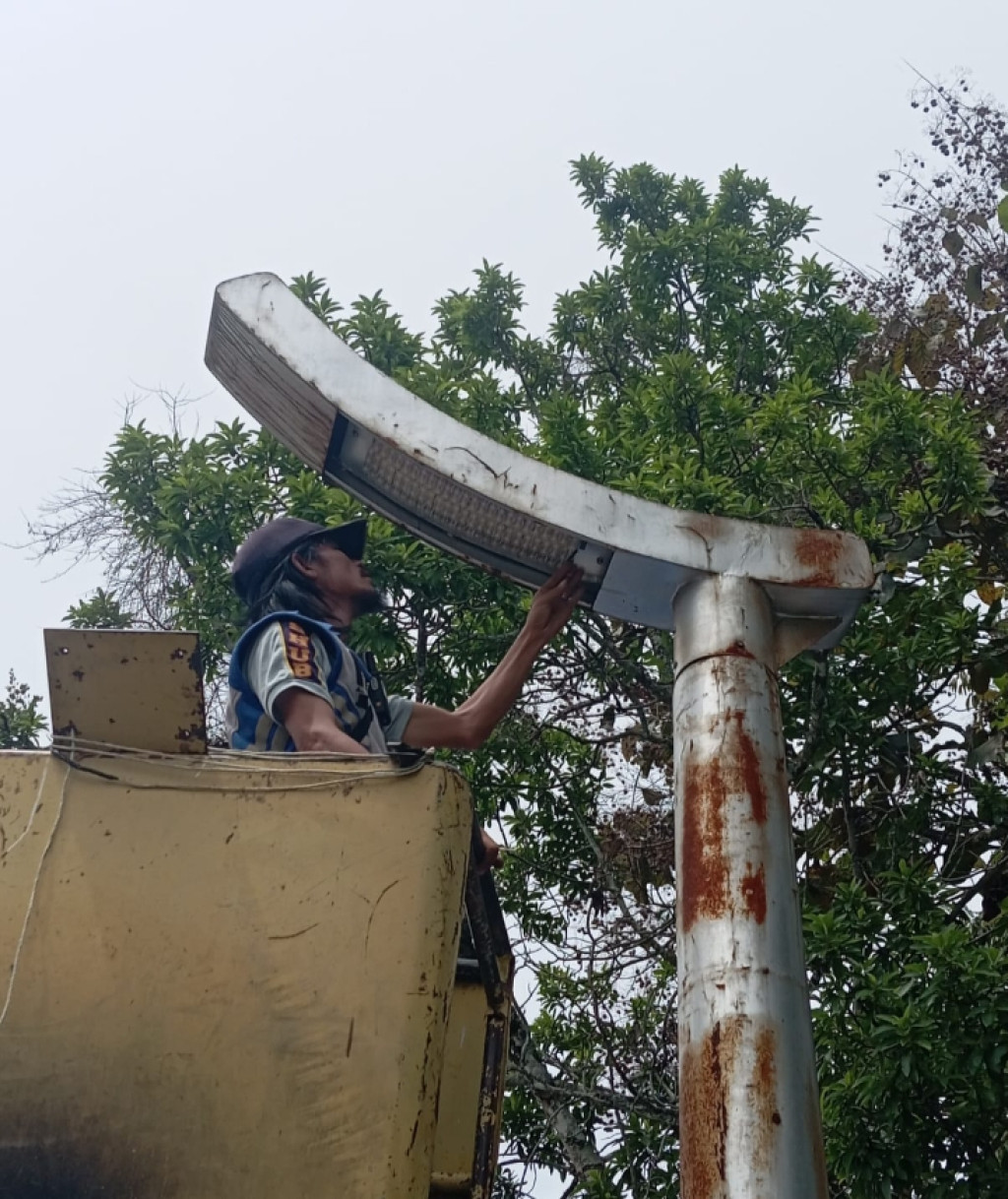 Dinas Perhubungan Lakukan Pemeliharaan Lampu Penerangan Jalan Umum di Kecamatan Simanindo Guna Dukung Kemajuan Pariwisata dan Kenyamanan Pengendara