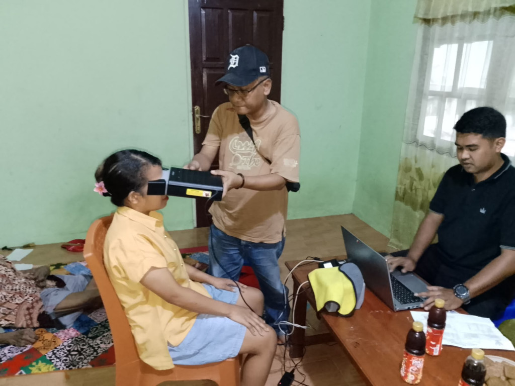 Disdukcapil Fakfak Jemput Bola Layani Disabilitas dan Warga Sakit Rekam KTP-el