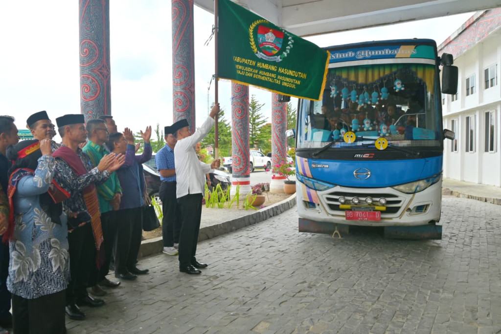Dr Oloan P Nababn Lepas Kontingen MTQ Humbahas ke Tingkat Provinsi Sumut