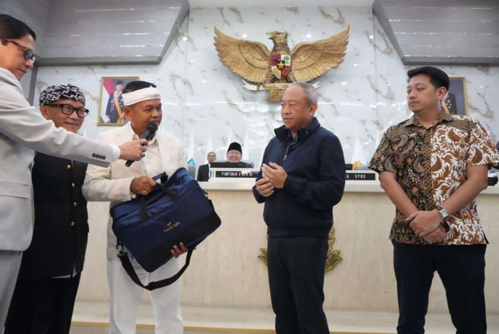 Gunakan Uang Pribadi, KDM Serahkan Kadeudeuh Rp1 Miliar untuk Persib Bandung