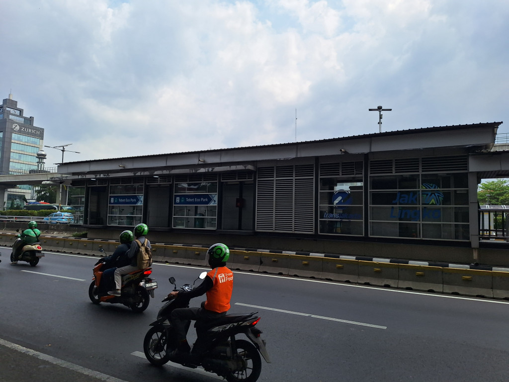 Halte Tebet Eco Park Hancur Ditabrak Truk, Pengemudi Masih Diburu Polisi