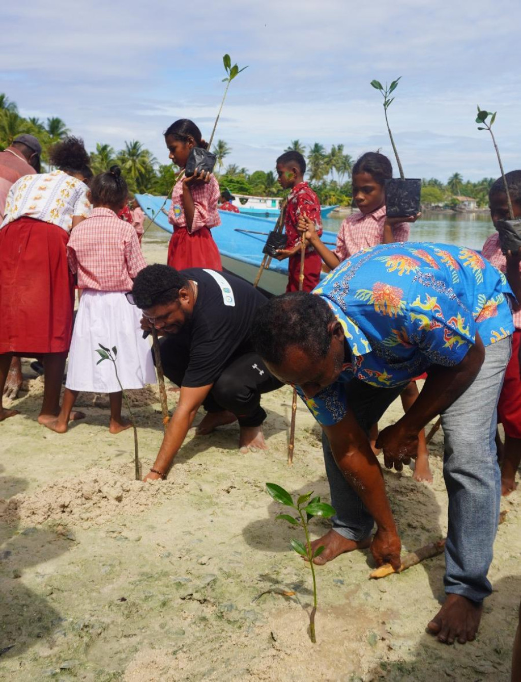 Institut USBA Gerakkan Warga Tiga Kampung di Distrik Ayau Tanam 1.020 Bibit Mangrove, Atasi Banjir Pasang dan Jaga Ekosistem Pesisir