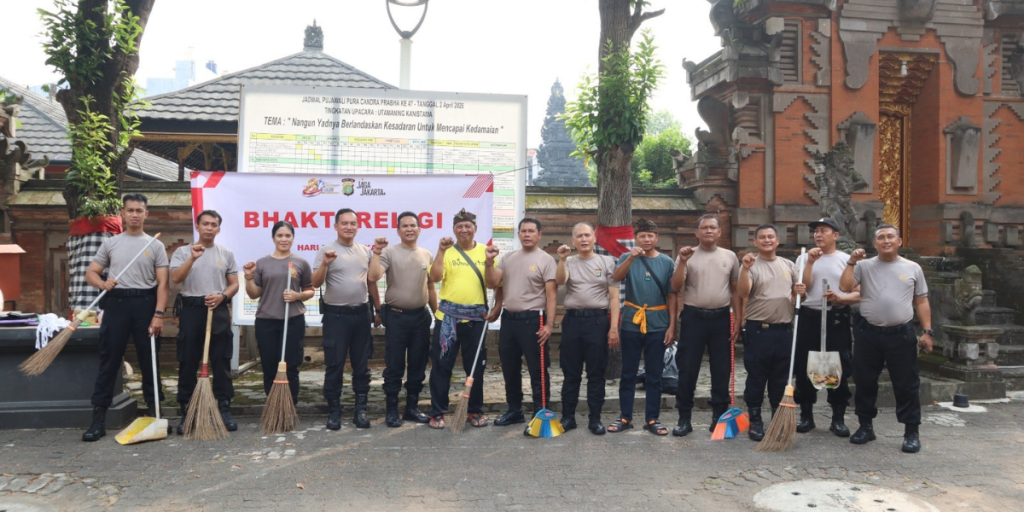 Jelang Hari Bhayangkara ke-80, Polisi dan Masyarakat Gotong Royong Bersihkan Tempat Ibadah di Jakarta Barat