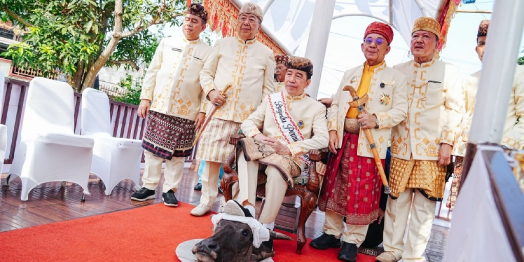 Jokowi Injak Kepala Kerbau saat Terima Gelar Adat dari 5 Kerajaan di Kedaton Keagungan