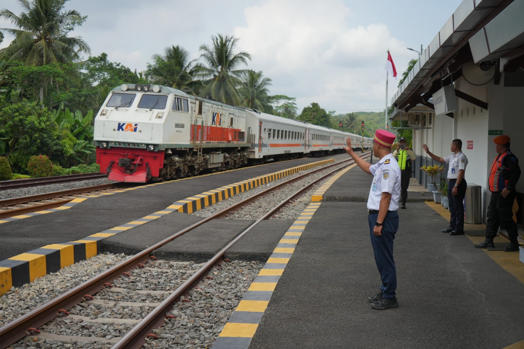 KAI Commuter Bandung Bakal Tindak Tegas Perokok Diatas Kereta Api