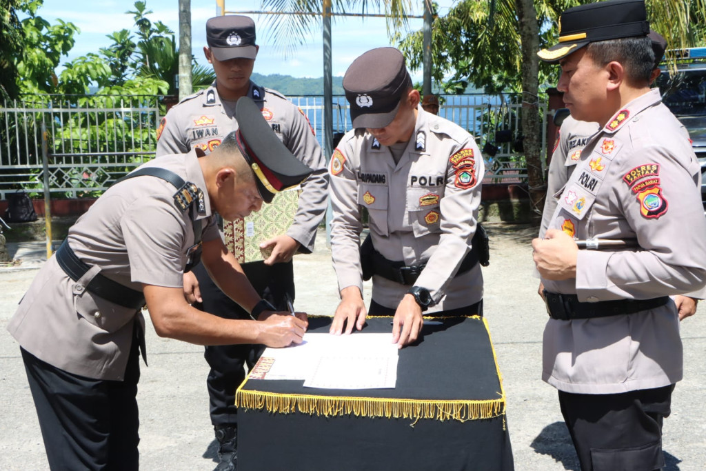 Kapolres Fakfak Pimpin Sertijab Pejabat Utama dan Kapolsek Jajaran