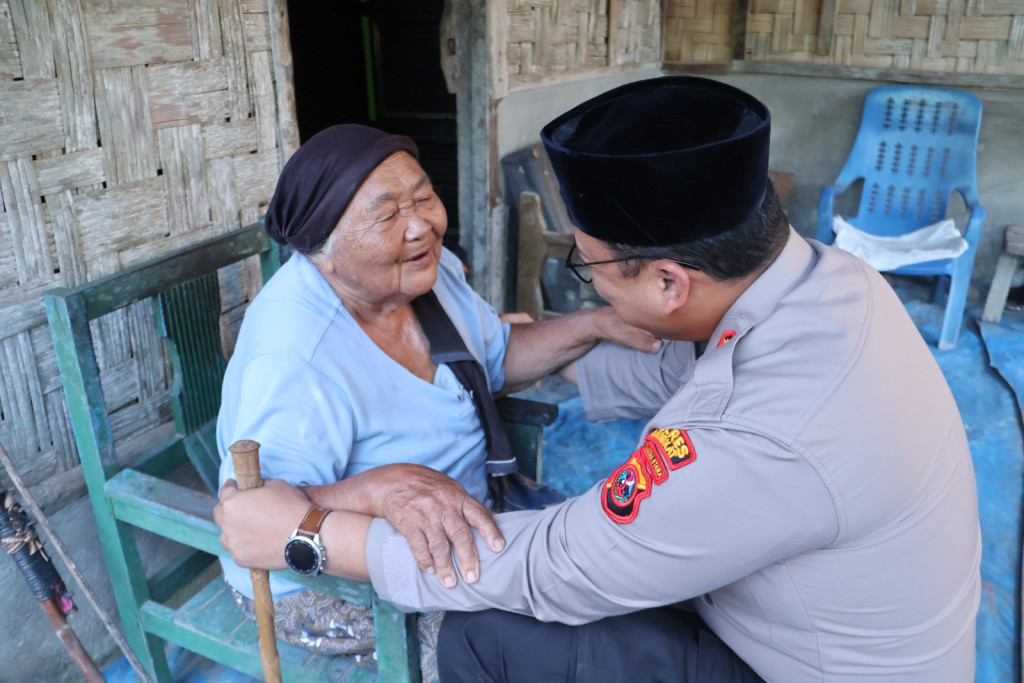 Kapolres Langkat Tunjukkan Kepedulian Sosial Melalui Program Bedah Rumah Sambut Hari Bhayangkara Ke-80