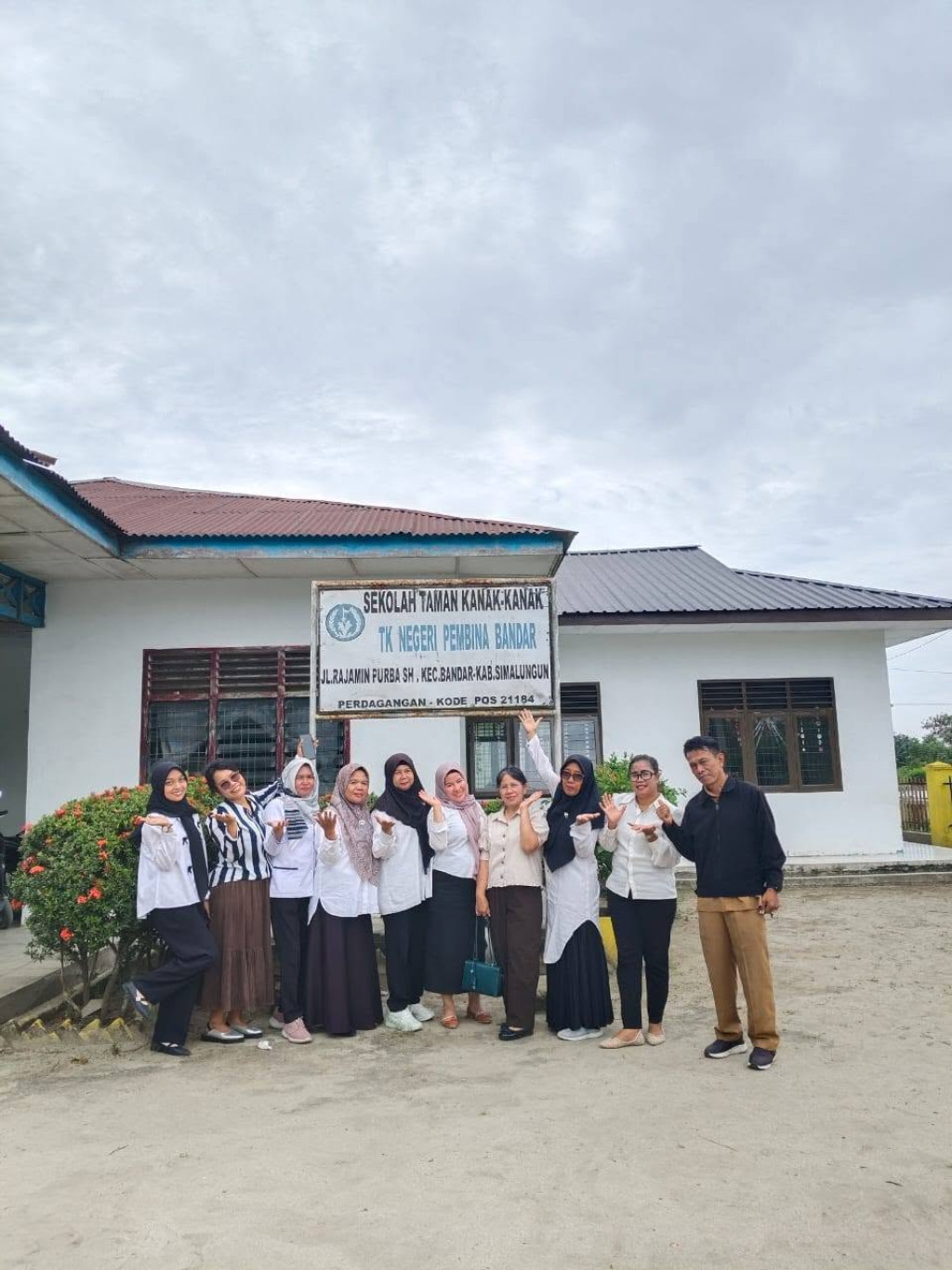 Kebersamaan guru TK Pembina Bandar di pagi hari fondasi penting untuk menciptakan lingkungan belajar yang positif