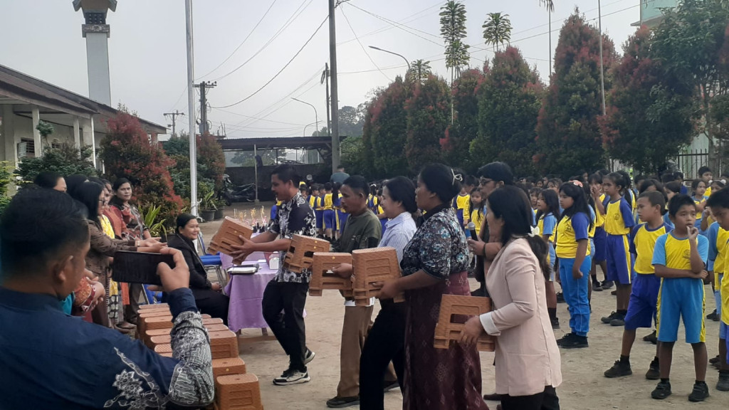 Kepedulian Nyata Bukan Janji Manis Komite Sekolah UPT SDN 123 Sihonongan Paranginan Sumbangkan 175 Kursi