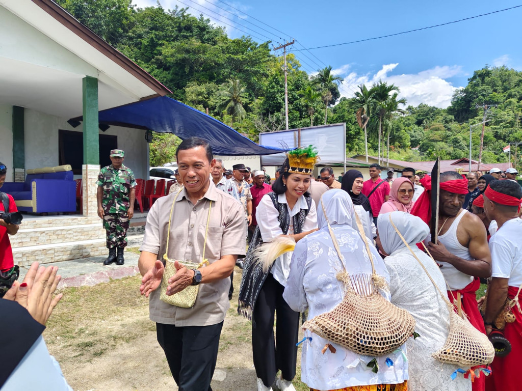 Kunker di Fakfak, Pangdam XVIII/Kasuari Tinjau Koramil Kokas hingga Bagikan Sembako di Pesisir