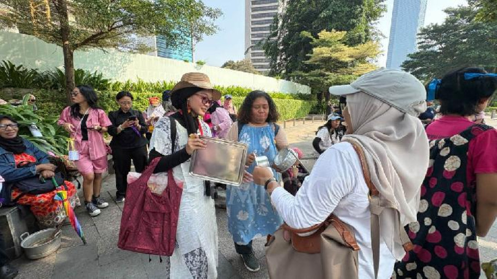 Long March dari Dukuh Atas ke Patung Kuda, Massa Perempuan Desak Pemerintah Turunkan BBM