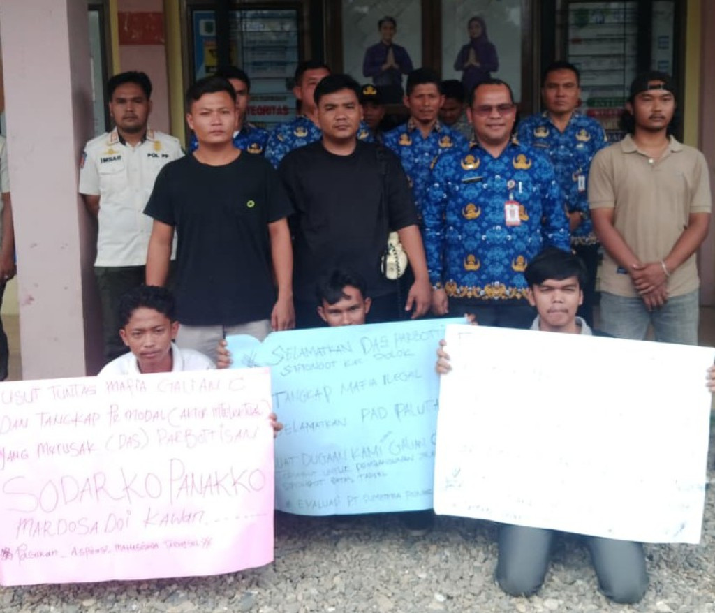 Mahasiswa DPP- PAM TABAGSEL Demo di Dinas Penanaman Modal dan Pelayanan Terpadu Satu Pintu dan di kantor Kejari Paluta. Terkait Galian C di Kecamatan Dolok.
