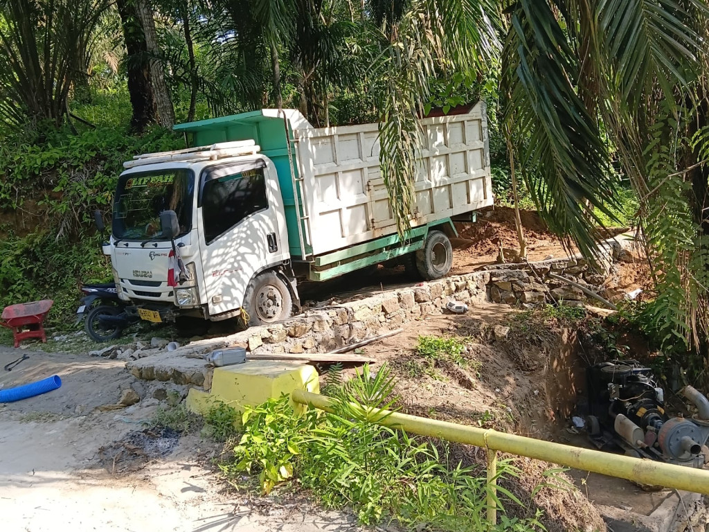 Masyarakat Bajak Dolok Minta Galian C Tepat Dipinggir Jembatan Ditutup di duga ilegal