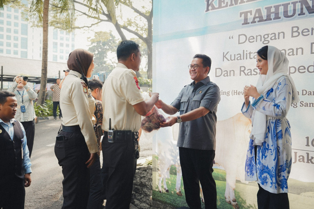 Mendag Busan Serahkan Simbolis Daging Kurban kepada Pegawai Penerima Manfaat