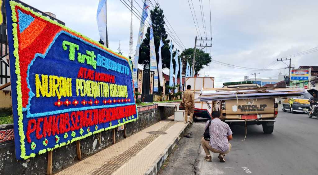 Menteri Kunjungan di Dairi, Puluhan Papan Bunga Tolak Tambang Dibersihkan
