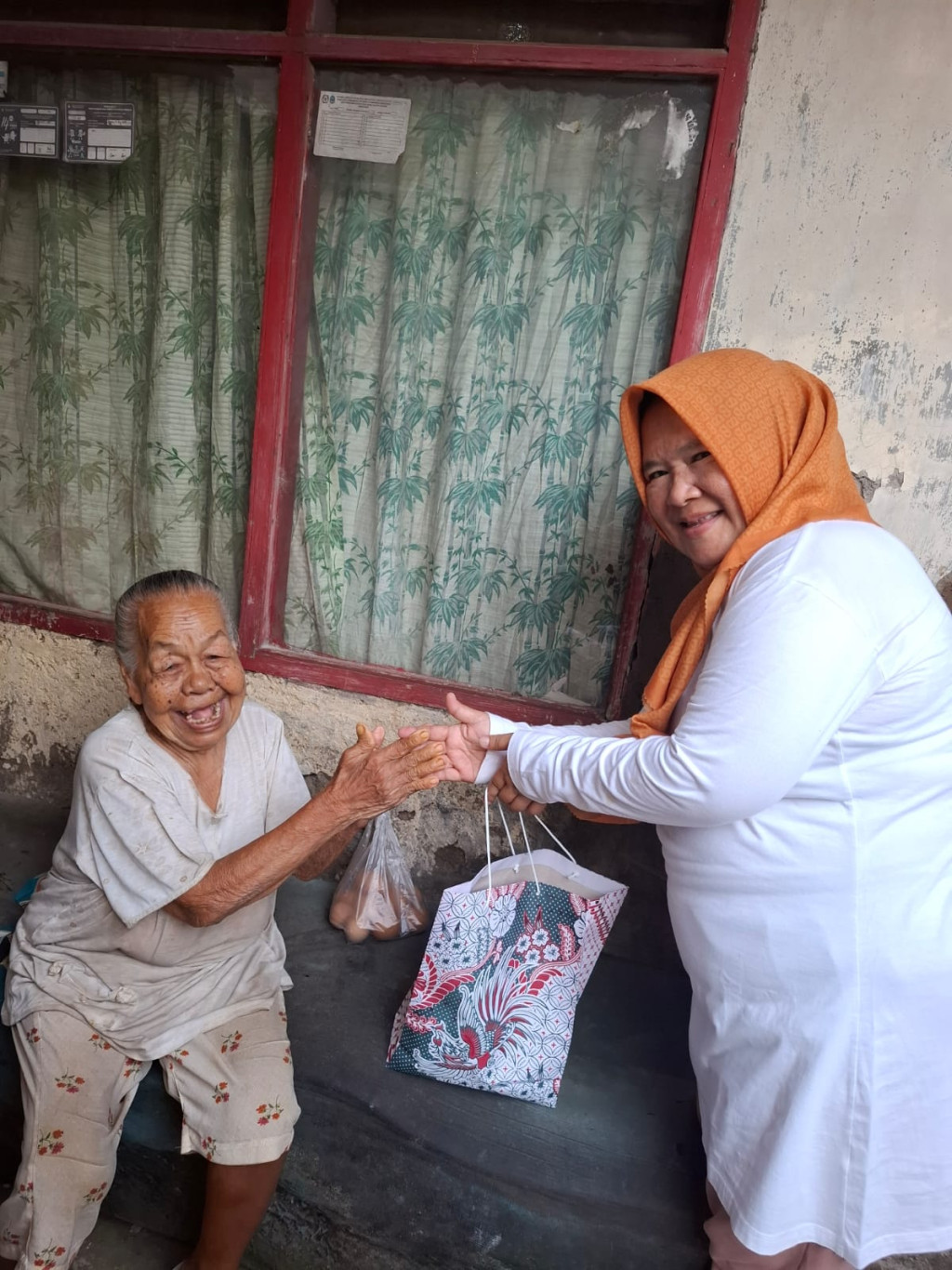 Menyalakan Asa, Menguatkan Sesama: PLN UP3 Depok Hadirkan Jumat Berkah bagi Masyarakat Kurang Mampu