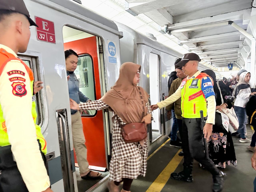 Momen Libur Panjang, Pengguna Komuter Bandung Meningkat