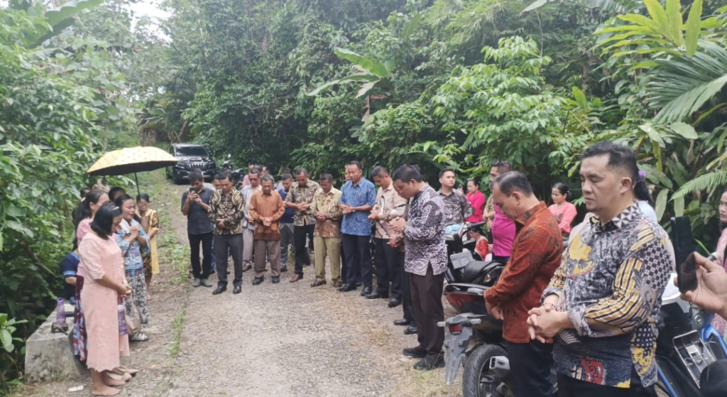Momen Pilu, Jemaat BNKP Salo'o Menangis saat Doa Bersama di Lokasi Pembunuhan Siswi SMK