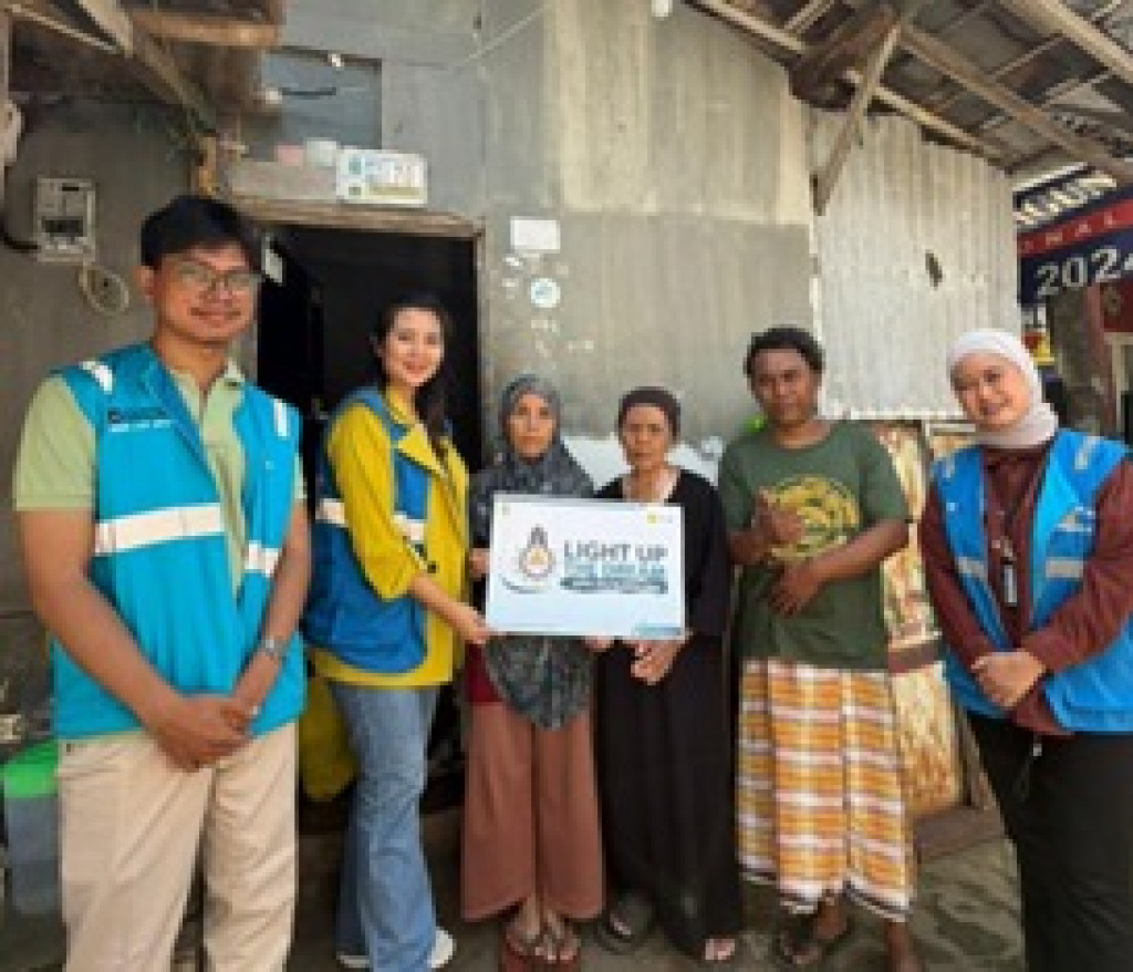 Nyalakan Harapan, PLN Depok Sambungkan Listrik Gratis untuk Empat Keluarga Prasejahtera