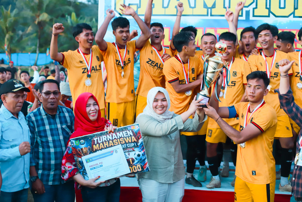 Pathil FC Juara Turnamen Sepakbola Mahasiswa Cup I Se-Pantai Barat, Wakil Bupati : Sepakbola Bentengi Generasi Muda dari Narkoba