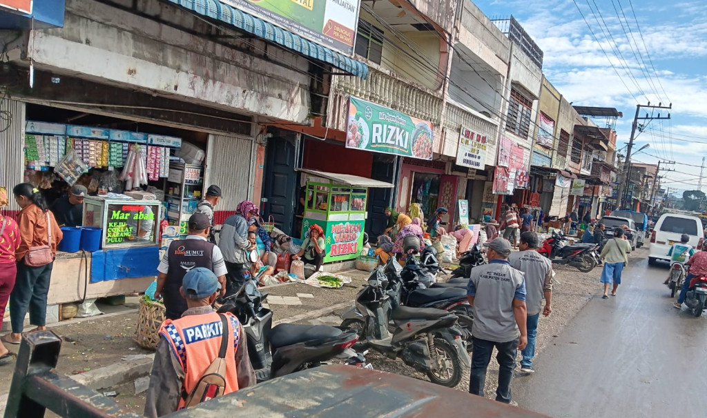 PD Pasar Dairi Konsisten Menertibkan Pedagang di Luar Pasar