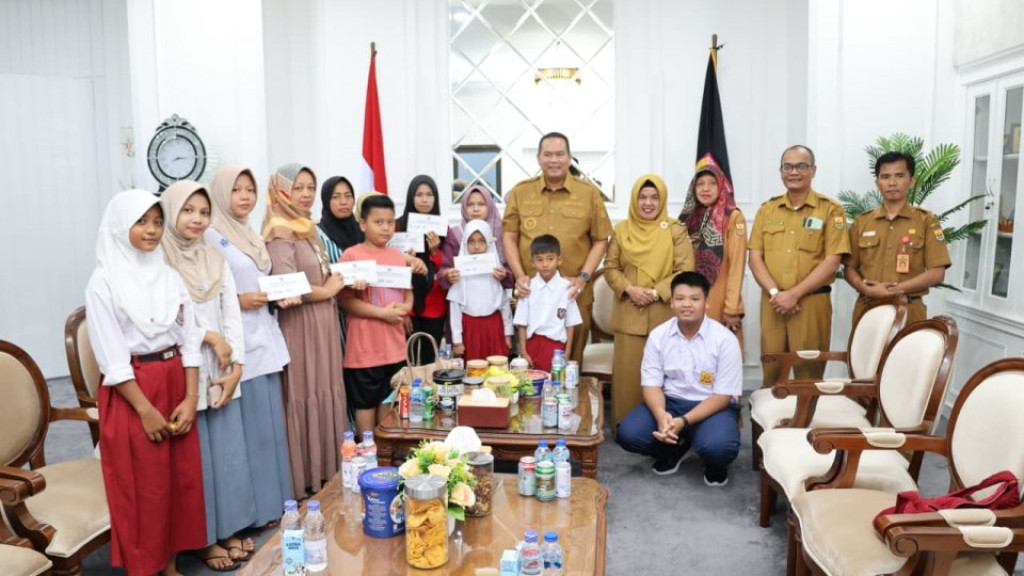 Pemkot Pariaman Salurkan Bansos untuk Korban Kebakaran dan Pohon Tumbang