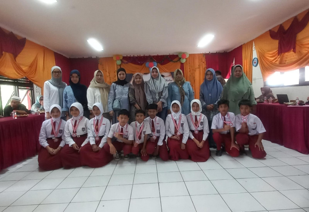 Penuh Kebersamaan, SDN Cimuja Lepas 10 Siswa Kelas VI dan Dua Guru Alih Tugas