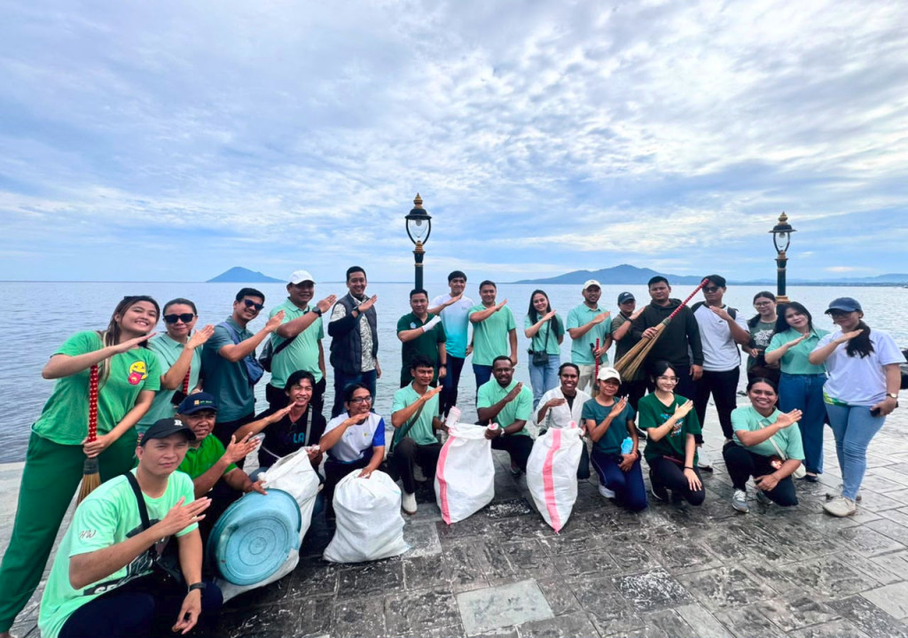 Peringati Hari Lingkungan Hidup Sedunia, PLN UIP Sulawesi Berpartisipasi dalam Gerakan Bersih-Bersih Pantai Malalayang