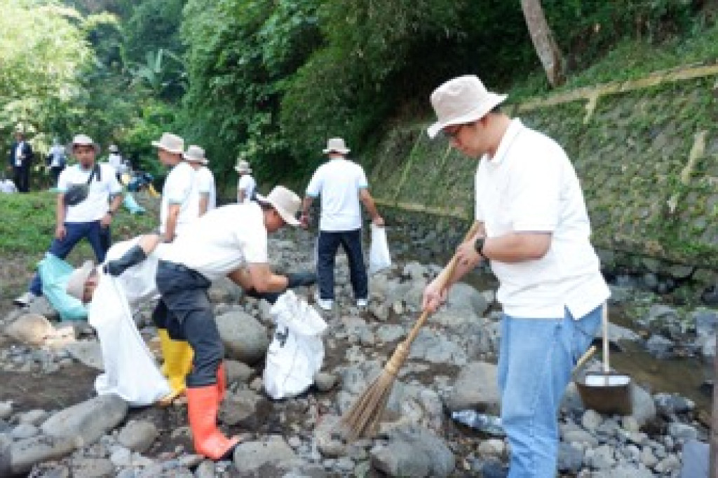 PLN Dukung Pelestarian Cikapundung Lewat Aksi Bersih Sungai dan Edukasi Eco Enzyme